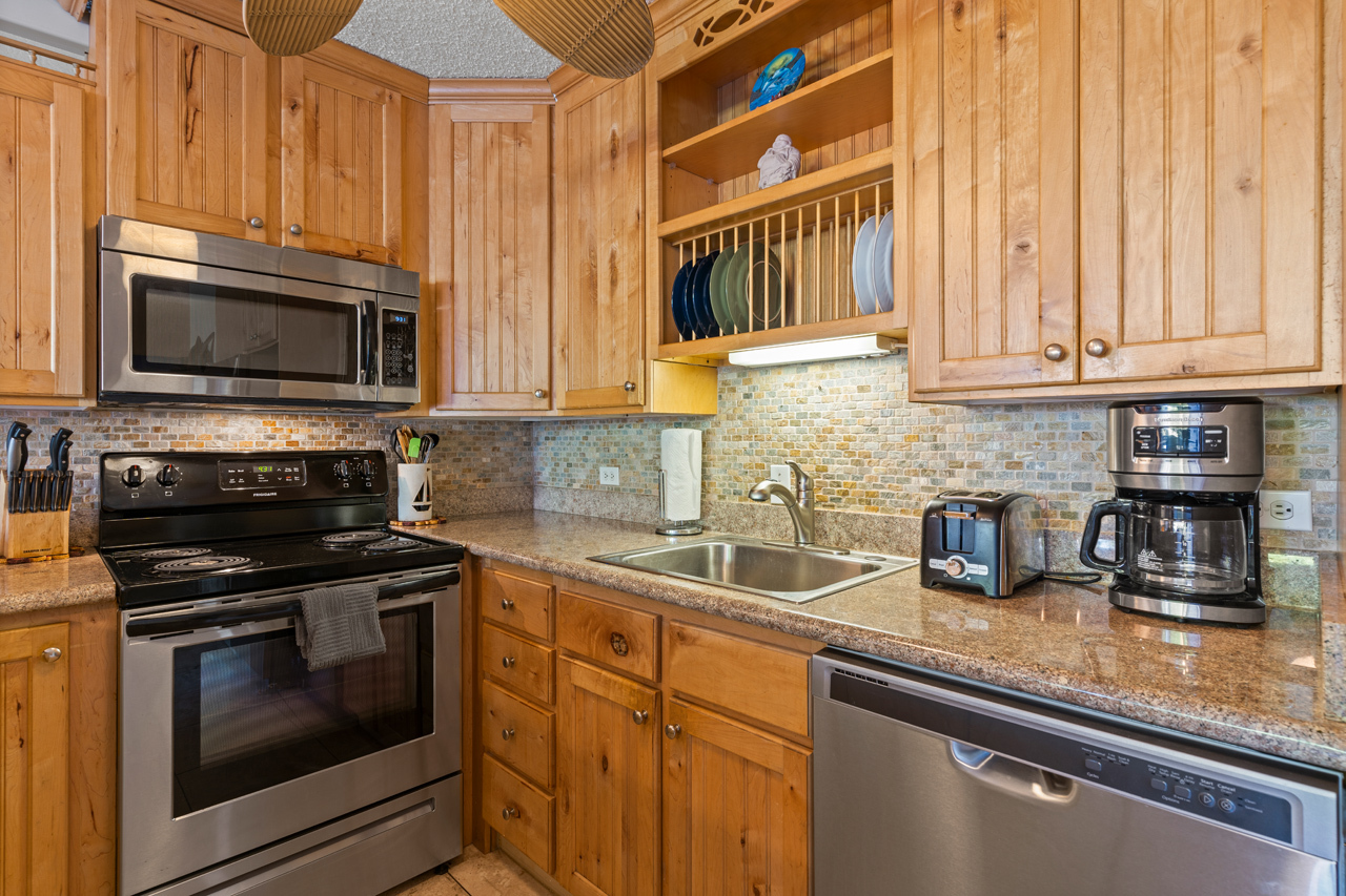 Kitchen with Stainless steel appliances: 