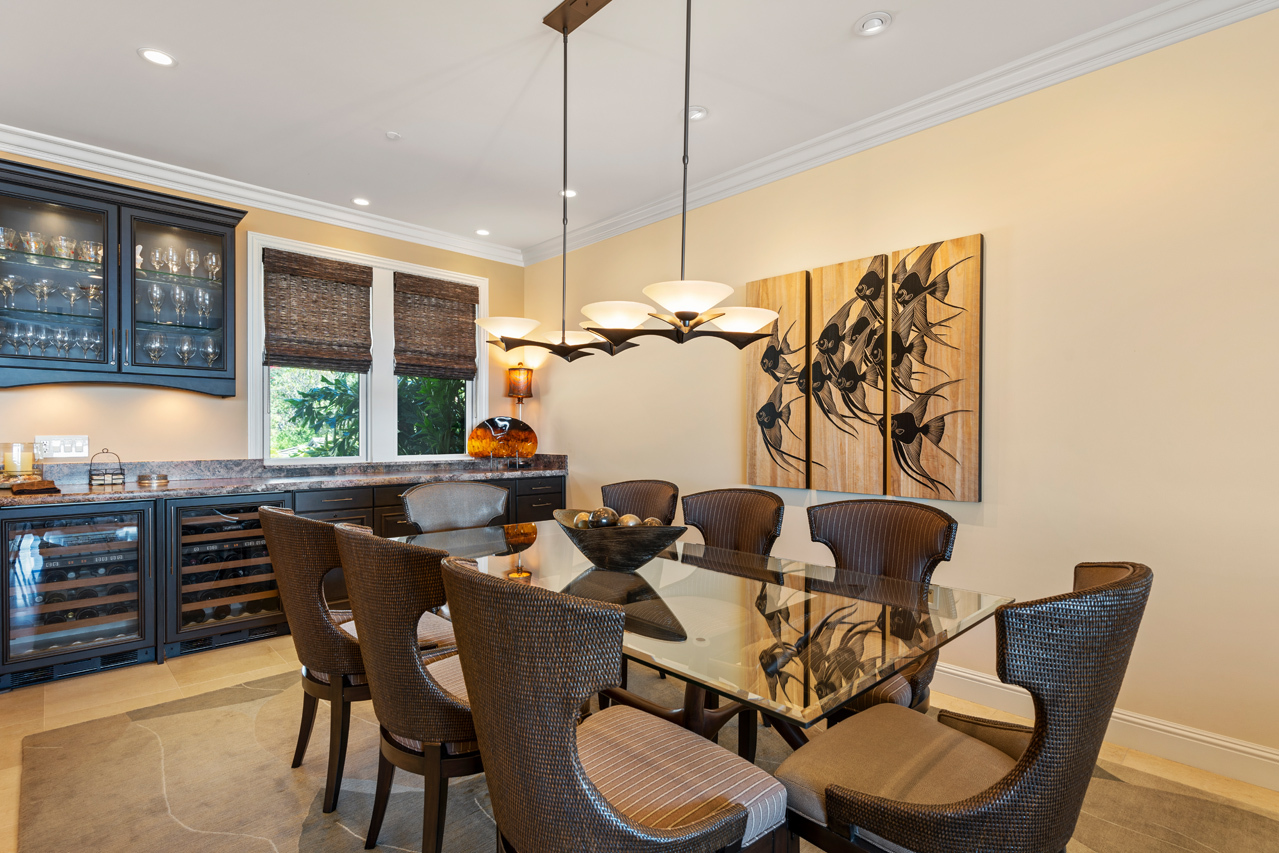 Dining area with ocean views: 