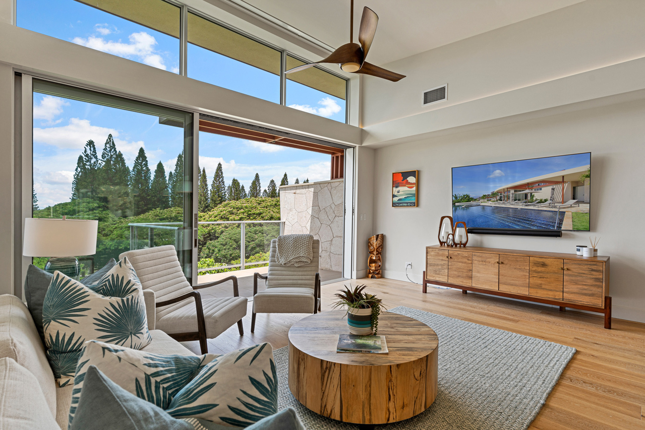 Spacious and bright living room: 