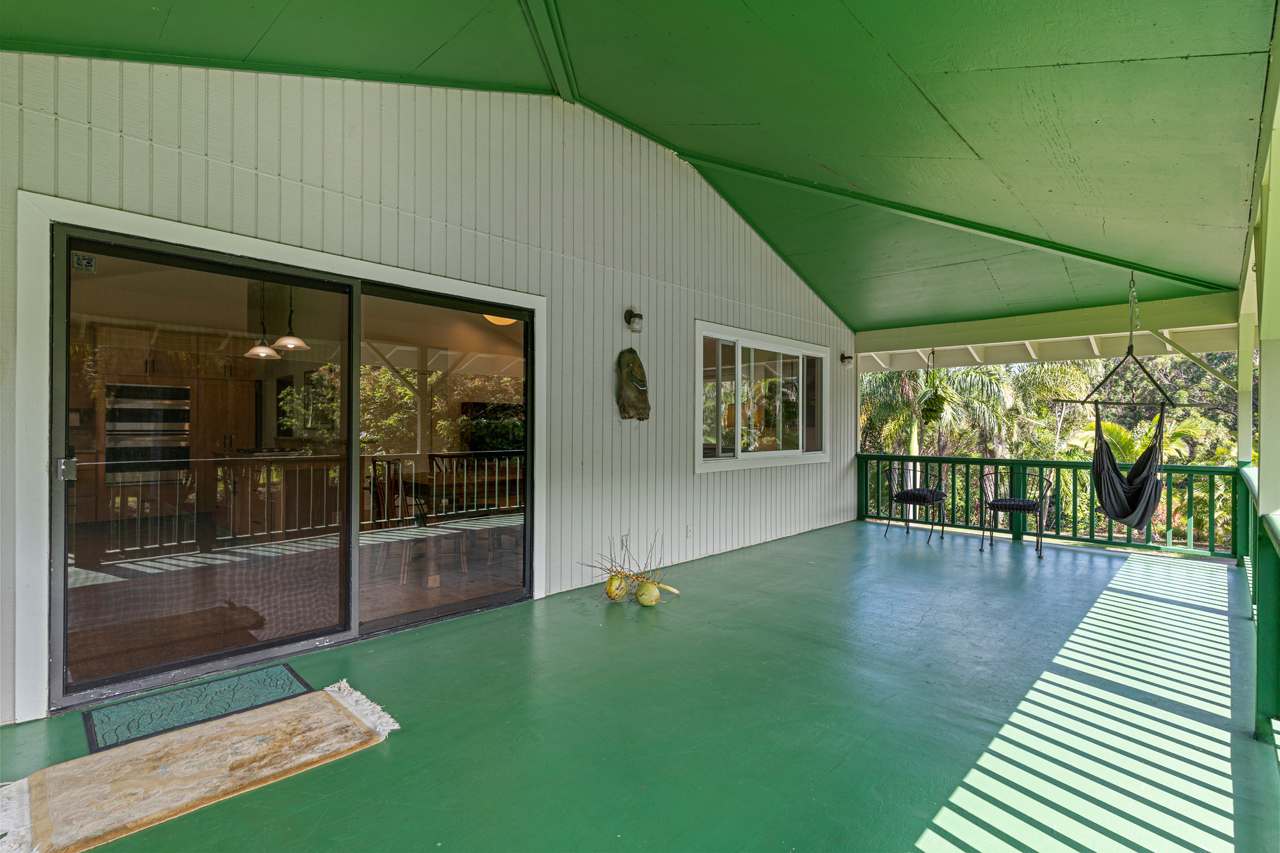 Large covered Lanai: 