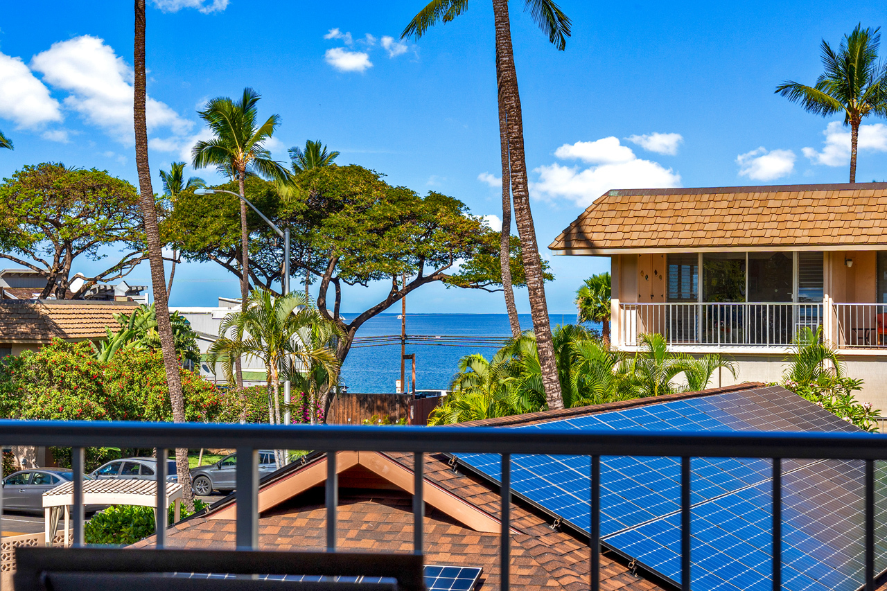 Ocean views from lanai and living room: 