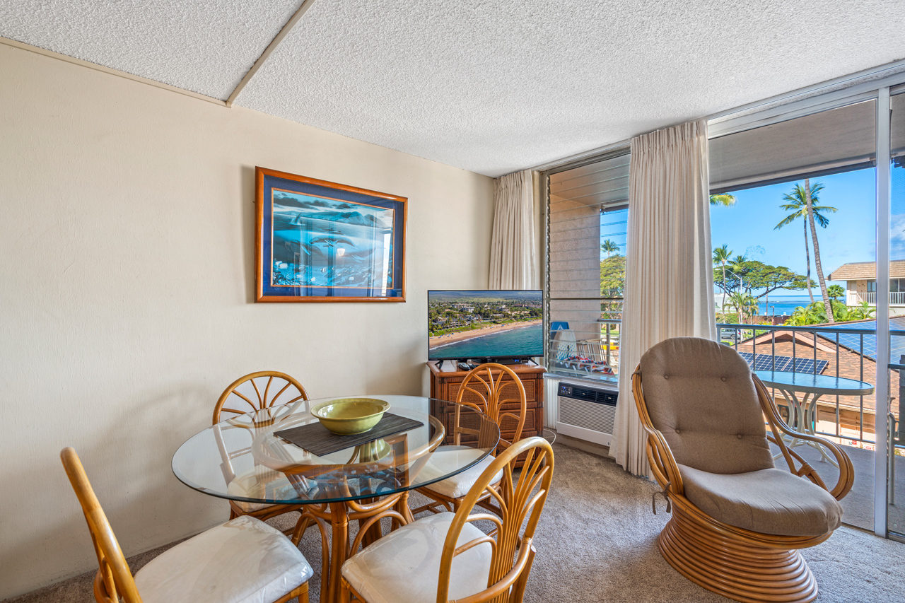 Ocean views from lanai and living room: 