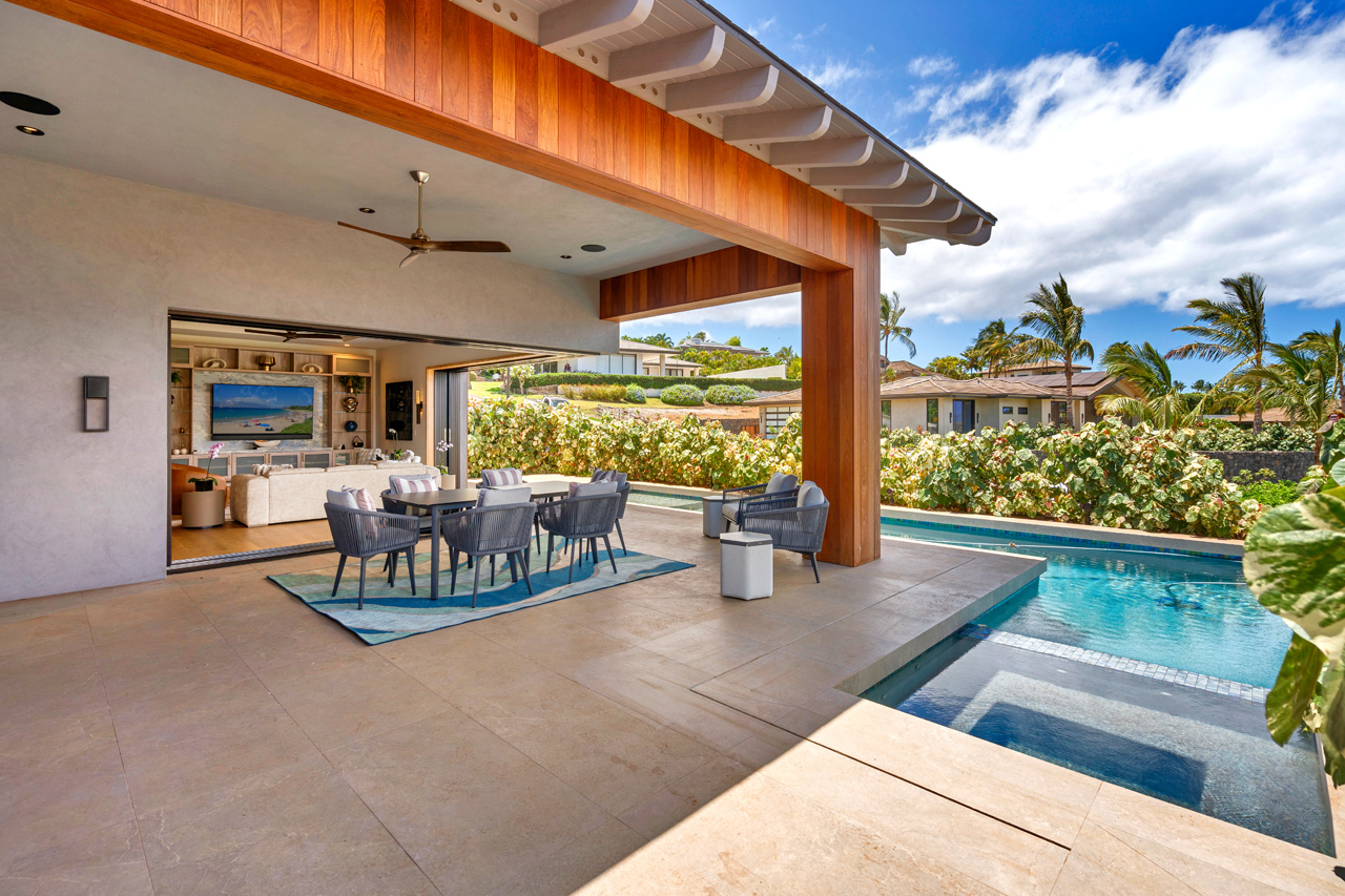 Spacious covered lanai: 