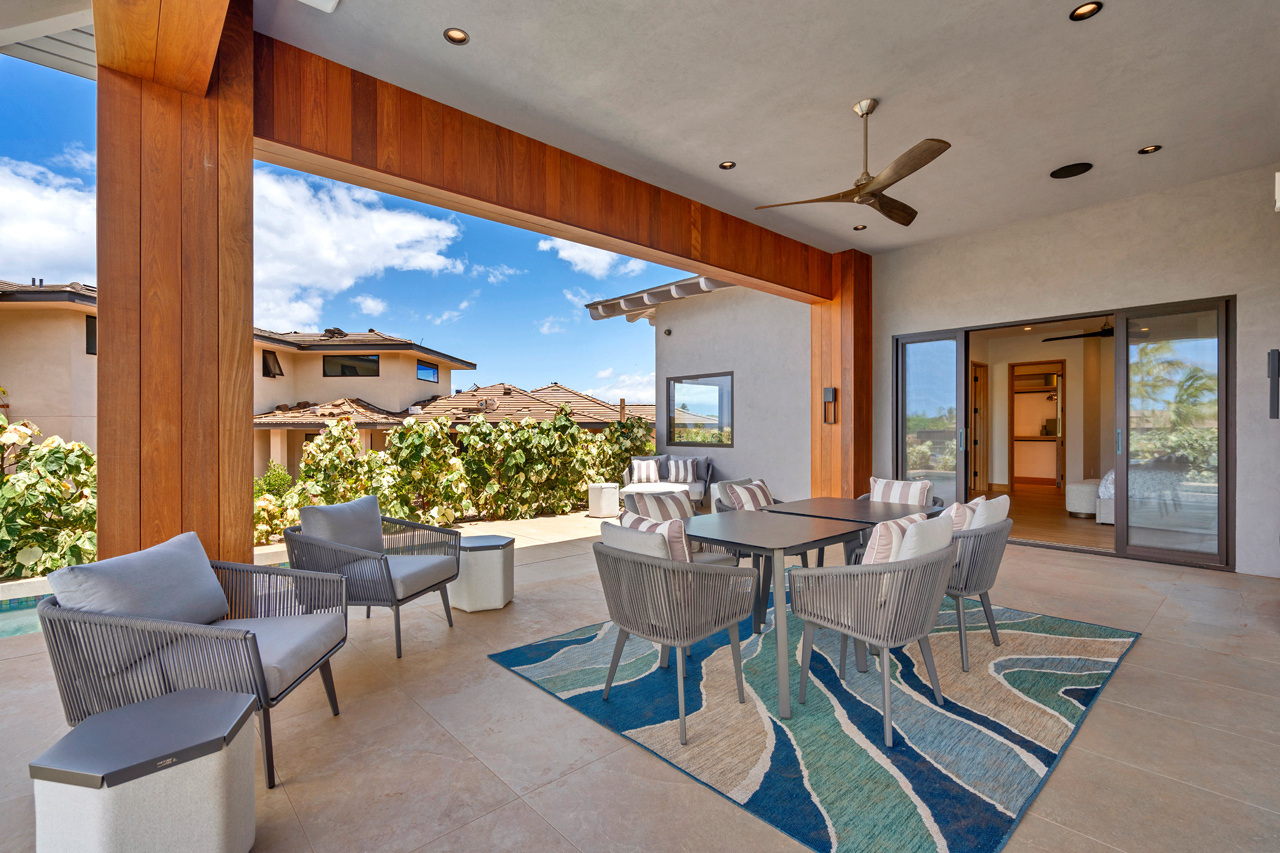 Spacious covered lanai: 